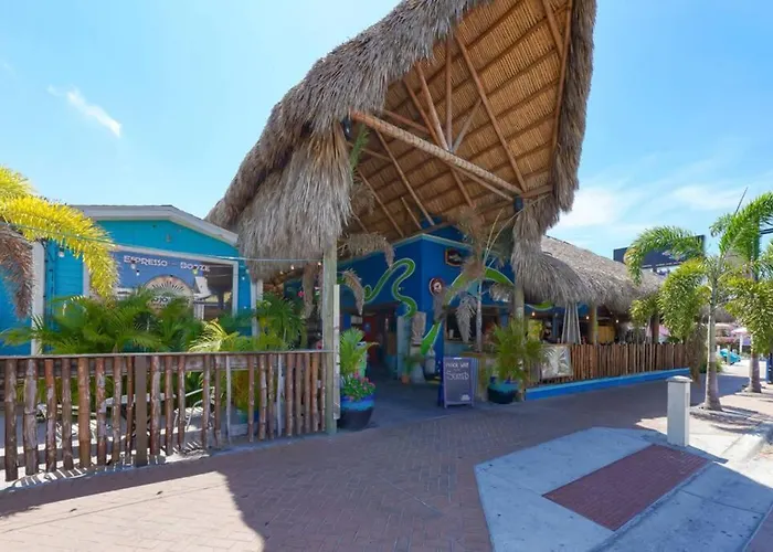 Siesta Key Village-Suite #2: A Block To The Beach!