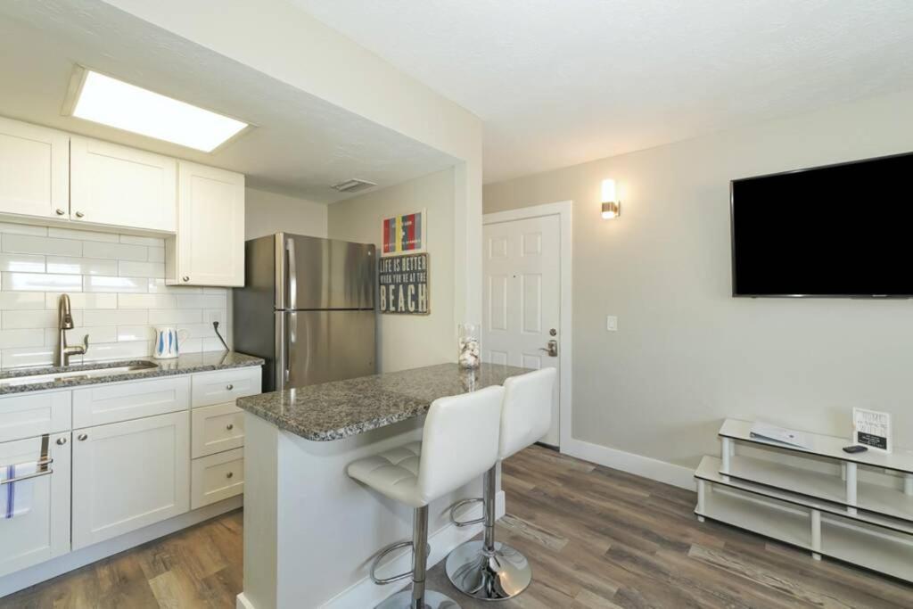 Siesta Key Village-suite #2: A Block To The Beach! Apartment